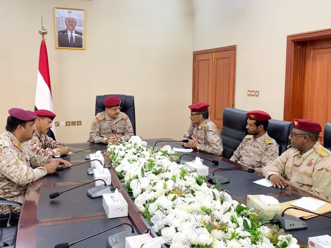 وزير الدفاع يلتقي قيادة محور الحديدة ويشدد على الانضباط والجاهزية