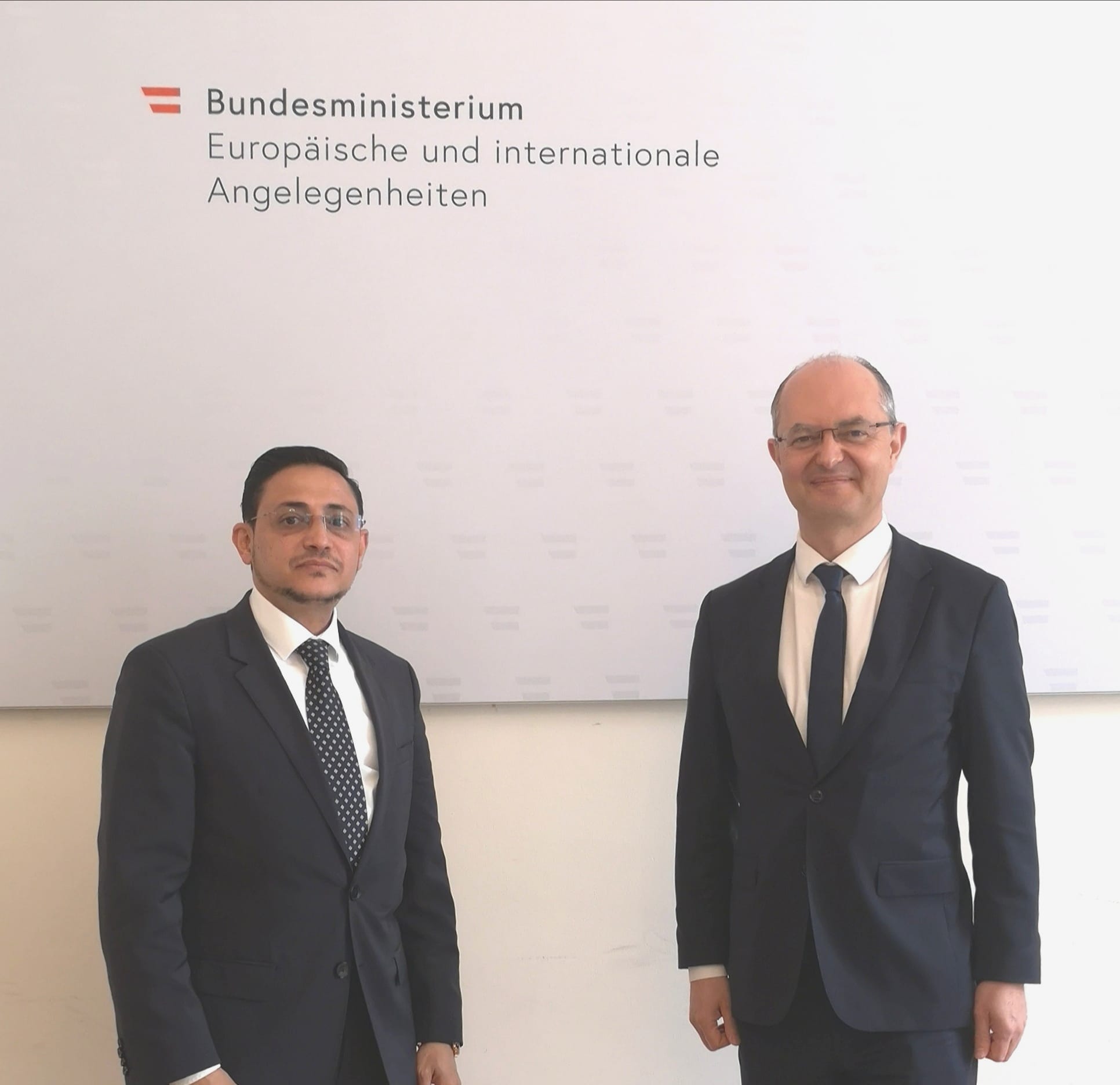 السفير شجاع الدين يبحث مع مسؤول نمساوي تعزيز وتطوير العلاقات الثنائية