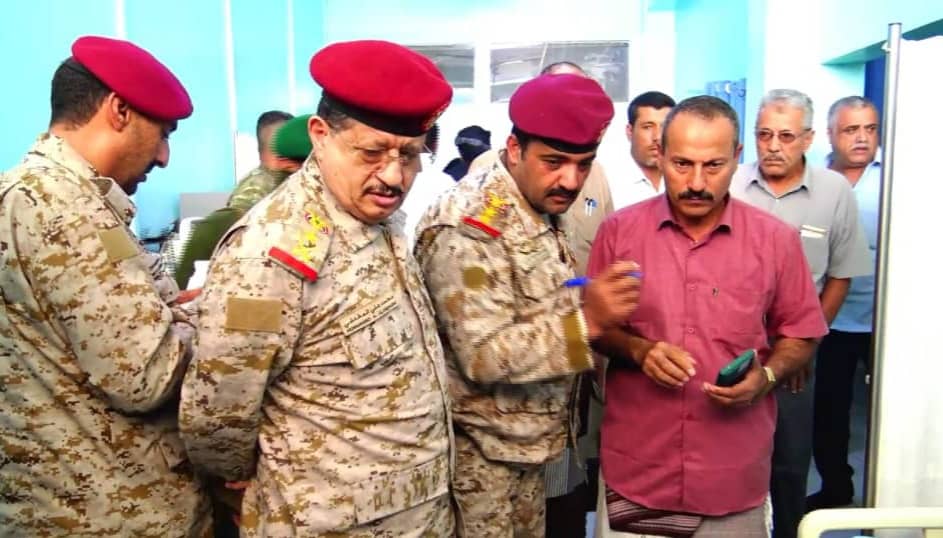 وزير الدفاع يتفقد مستشفى باصهيب العسكري والقاعدة الإدارية بعدن