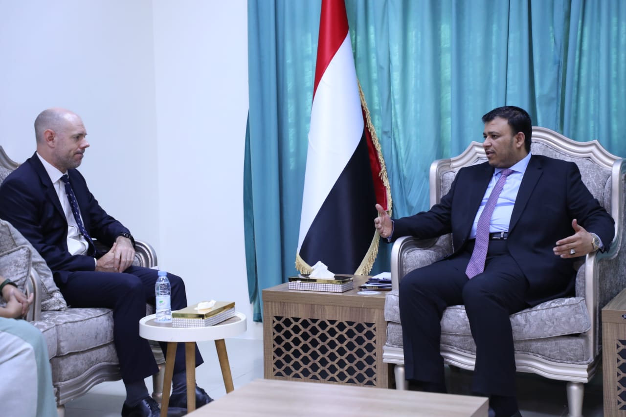 عضو مجلس القيادة الرئاسي العليمي يناقش مع السفير البريطاني آخر المستجدات على الساحة اليمنية