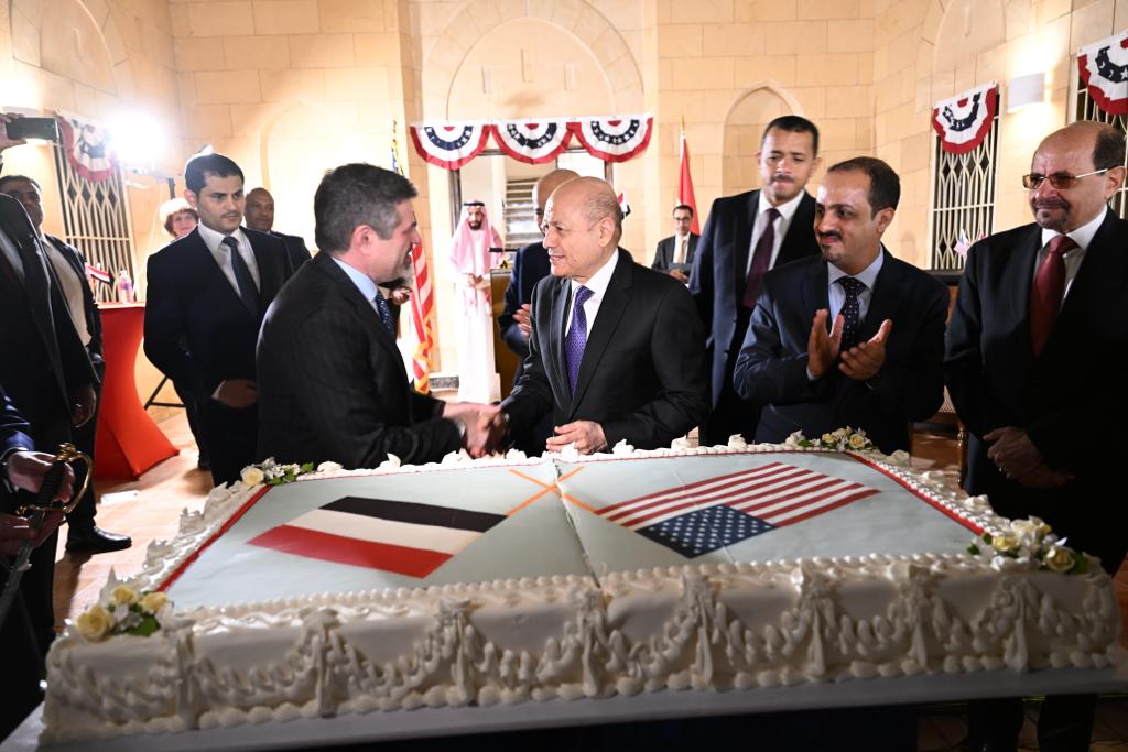 رئيس مجلس القيادة الرئاسي يشهد احتفالا بالذكرى 64 لتأسيس اول بعثة دبلوماسية اميركية في اليمن