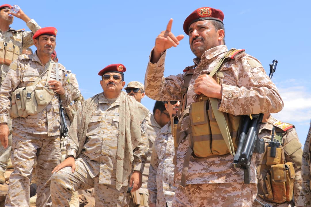 وزير الدفاع يتفقد مواقع الجيش الوطني في الجبهة الشمالية لمحافظة مأرب