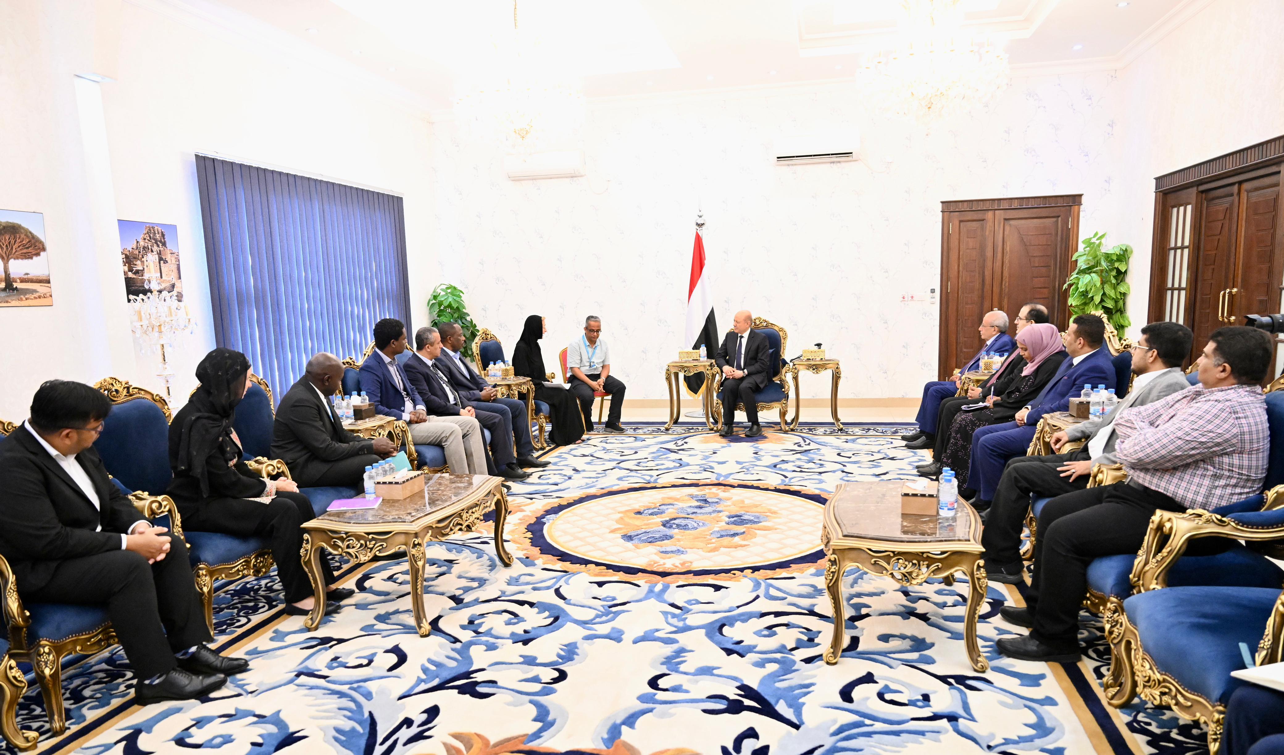 رئيس مجلس القيادة الرئاسي يستقبل وفدا من حلف اللقاحات العالمي