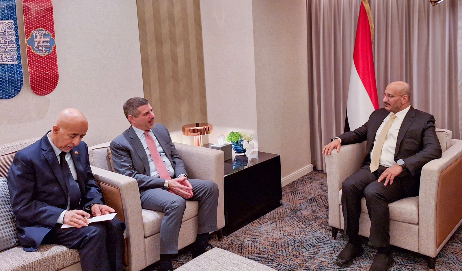 عضو مجلس القيادة العميد طارق صالح يلتقي السفير الأمريكي