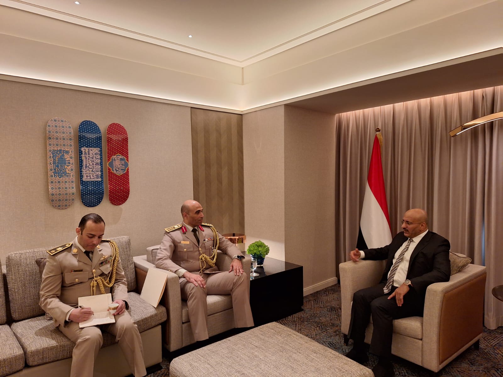 العميد طارق يلتقي الملحق العسكري المصري لدى اليمن