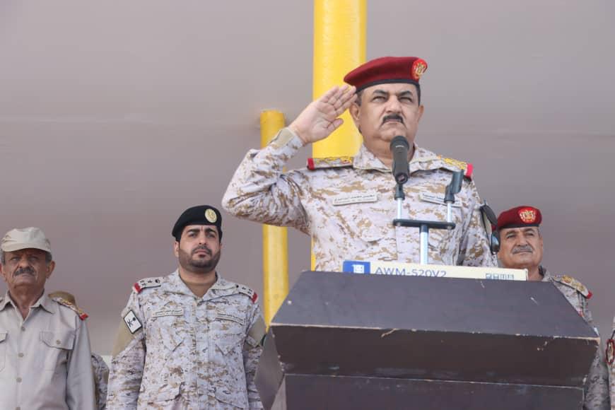 وزير الدفاع يشيد بالجاهزية واللياقة البدنية لطلاب الكلية الحربية في عدن