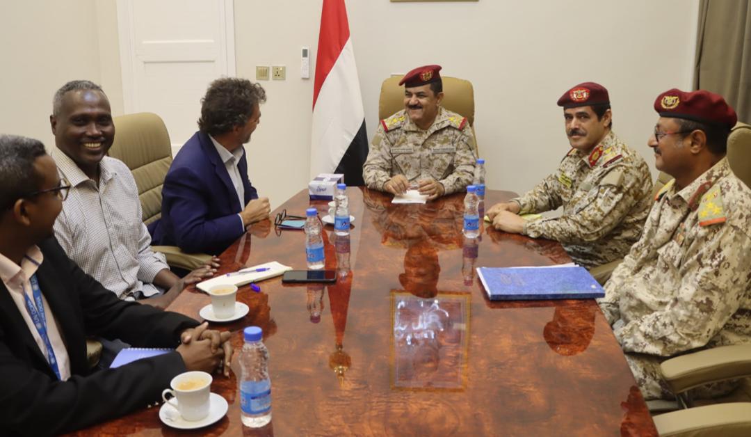 وزير الدفاع يلتقي كبير مستشاري الممثل المقيم للأمم المتحدة لدى اليمن