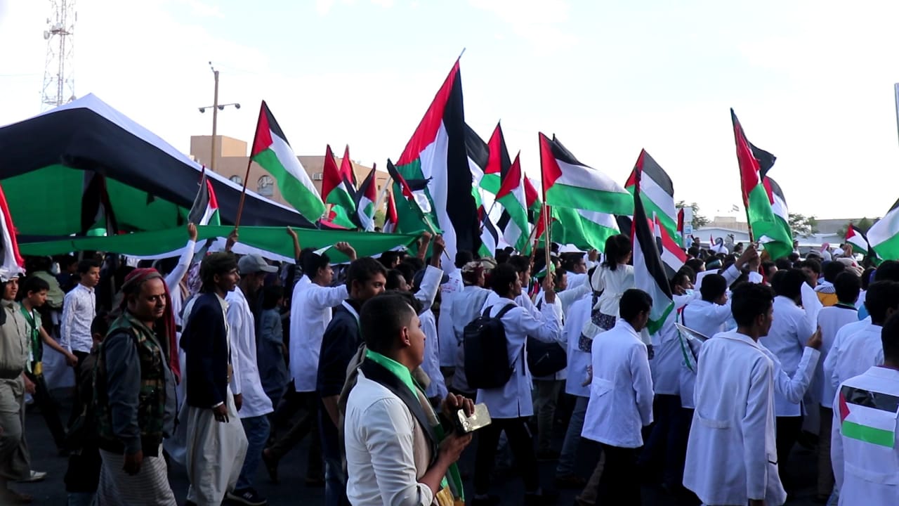 مسيرات حاشدة في مأرب للتضامن مع الشعب الفلسطيني والتنديد بجرائم الاحتلال الإسرائيلي