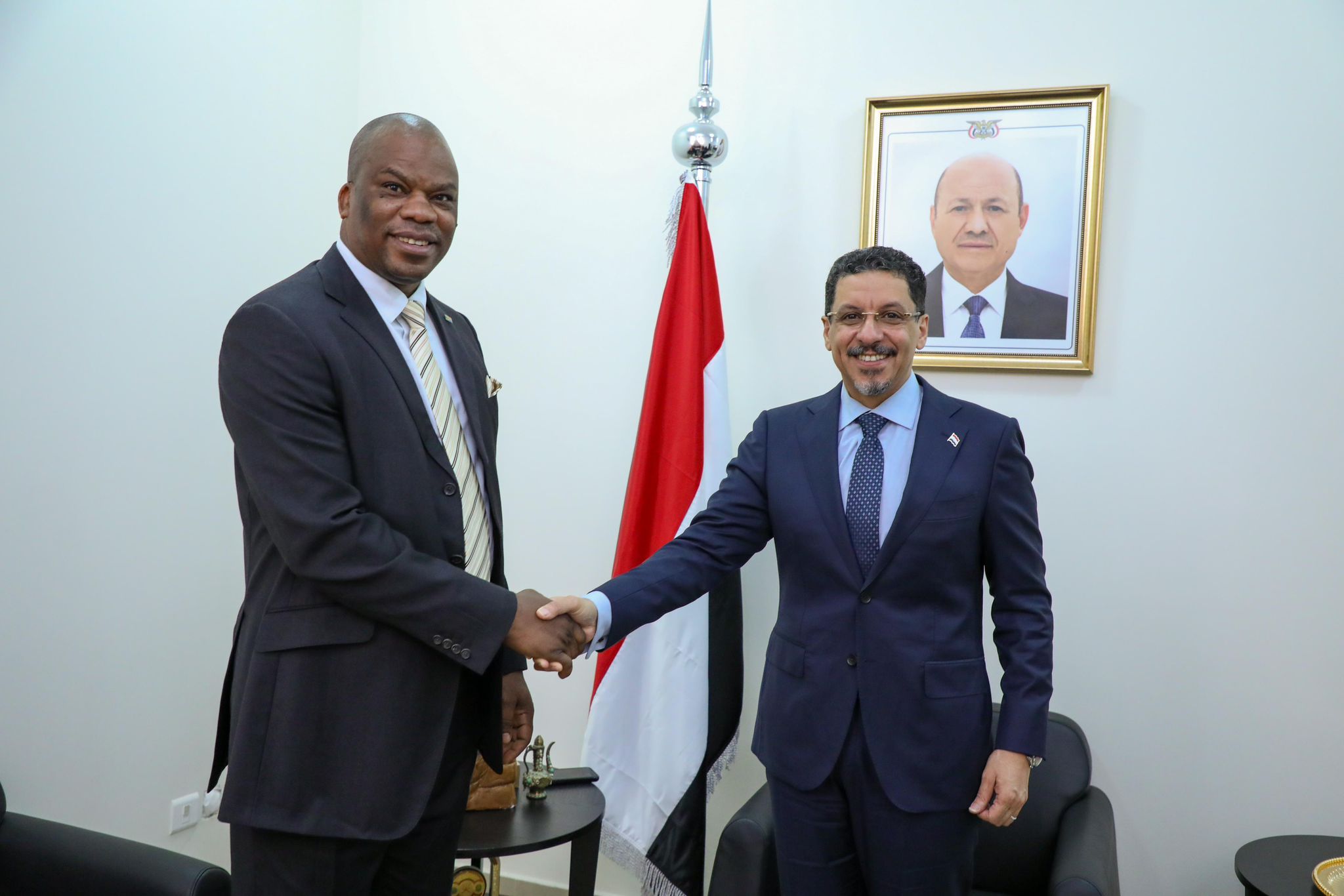 بن مبارك يلتقي سفير جنوب افريقيا لدى اليمن