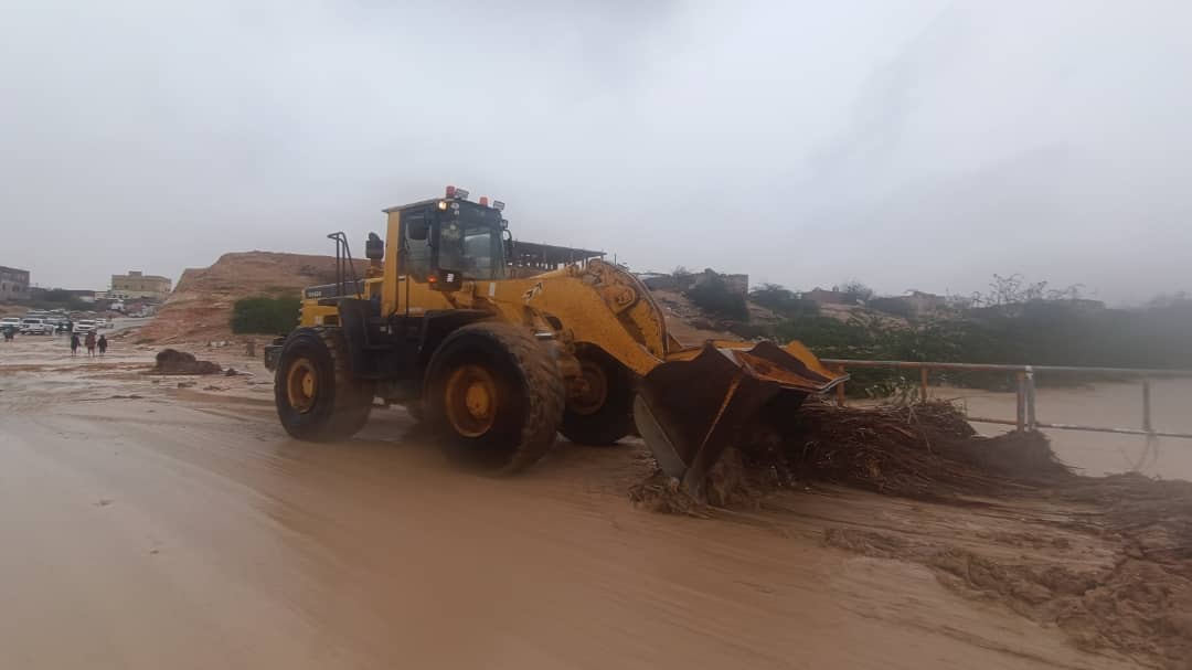فتح عدد من الطرقات والشوارع المتضررة بإعصار (تيج) في المهرة