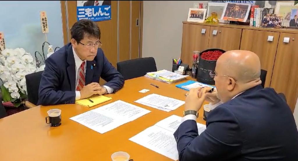السفير السنيني يبحث مع نائب وزير الدفاع الياباني تعزيز التعاون العسكري