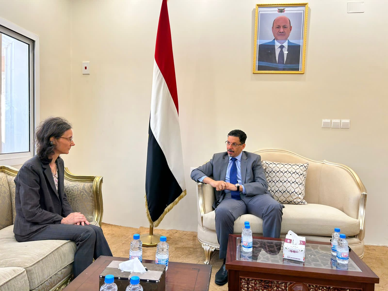 بن مبارك يبحث مع السفيرة الفرنسية تطورات الأوضاع وجهود السلام في اليمن