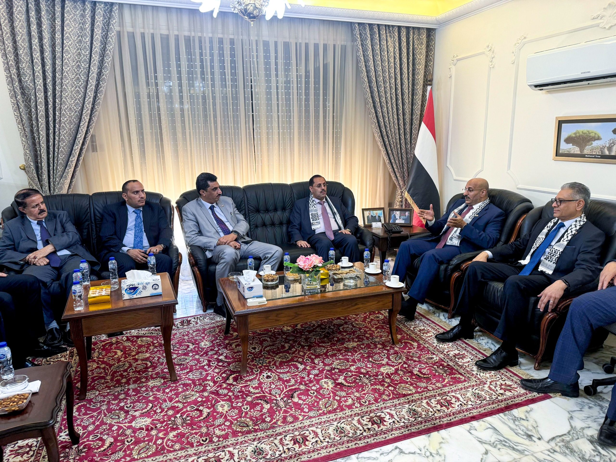 عضو مجلس القيادة العميد طارق صالح يشيد بجهود السفارة اليمنية في عمّان
