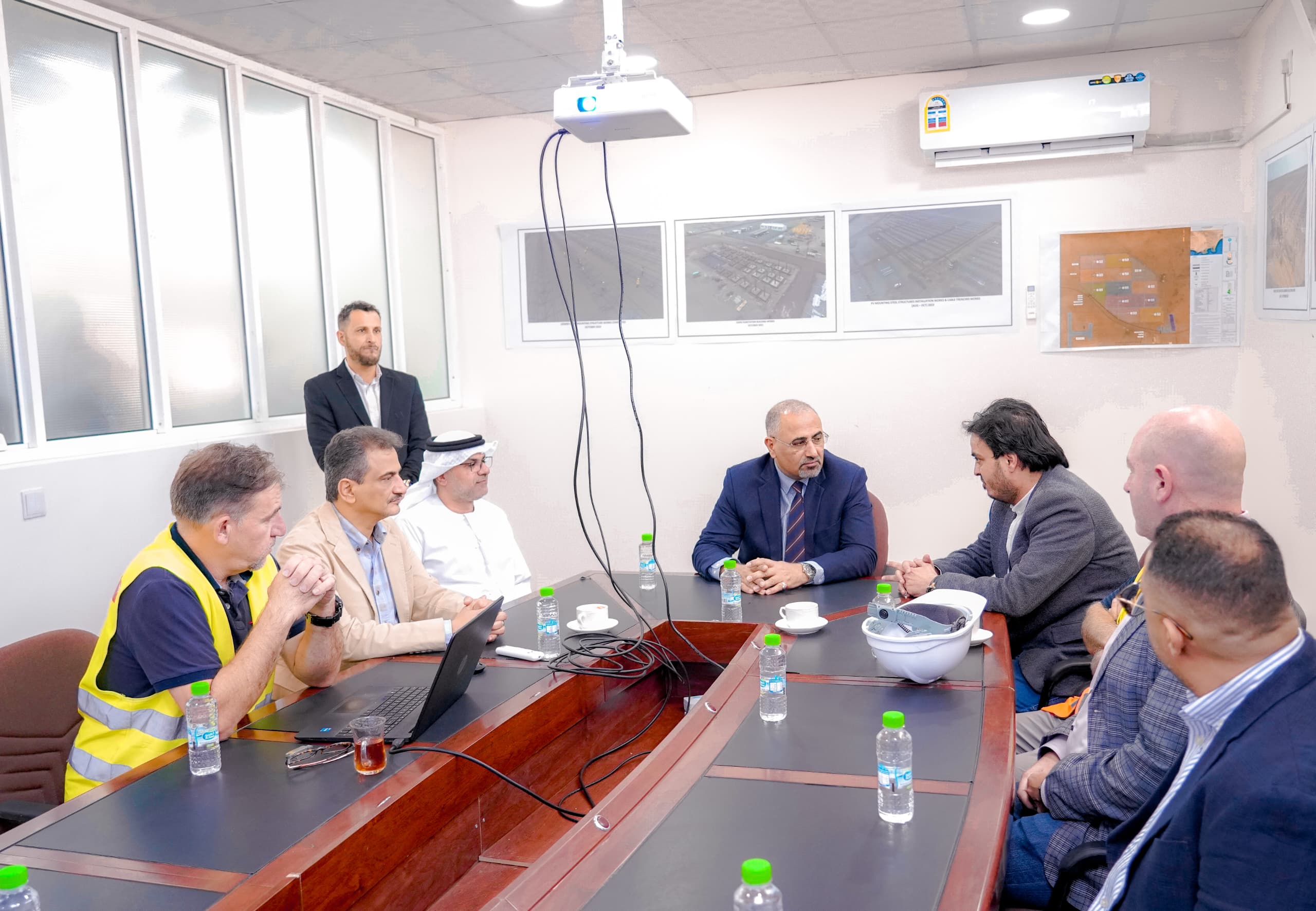 اللواء الزُبيدي يطّلع بمعية السفير الإماراتي على مستوى الإنجاز بمحطة الطاقة الشمسية بعدن