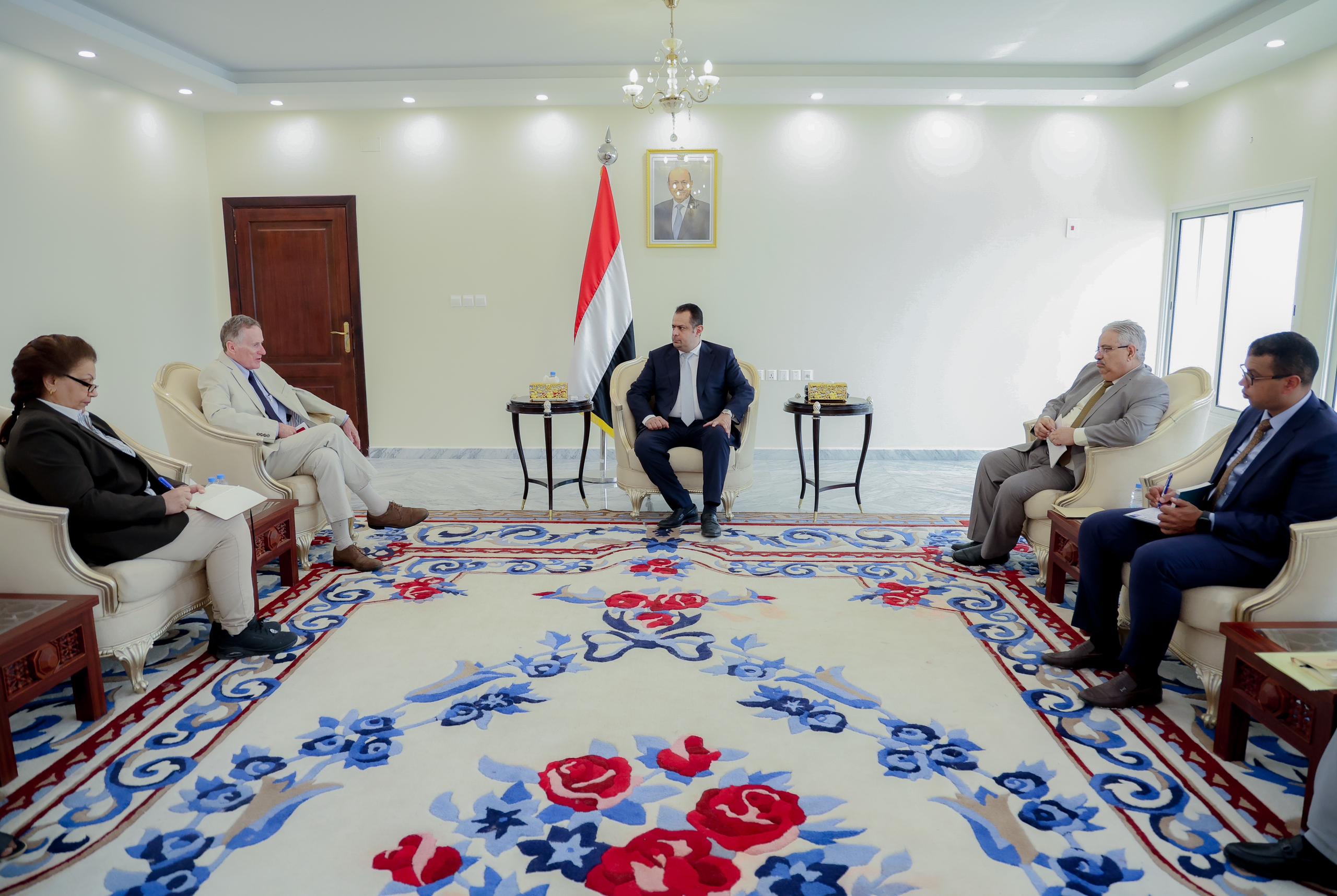 رئيس الوزراء يلتقي في عدن رئيس بعثة الأمم المتحدة لدعم اتفاق الحديدة