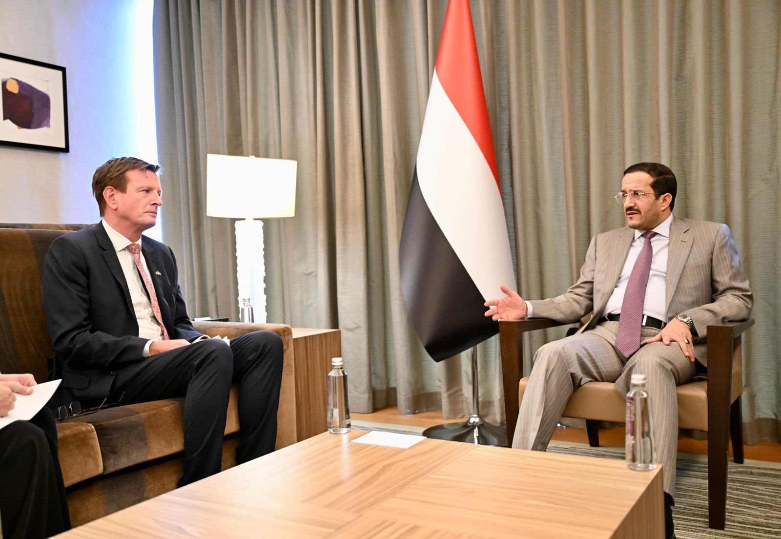عضو مجلس القيادة الرئاسي الشيخ عثمان مجلي يلتقي سفير النرويج لدى اليمن