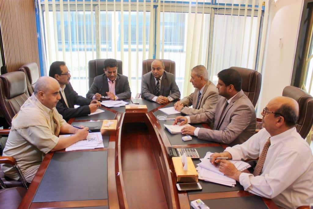لقاء موسع في عدن برئاسة وزيرا المالية والنفط يناقش آليات تعزيز إيرادات القطاع النفطي