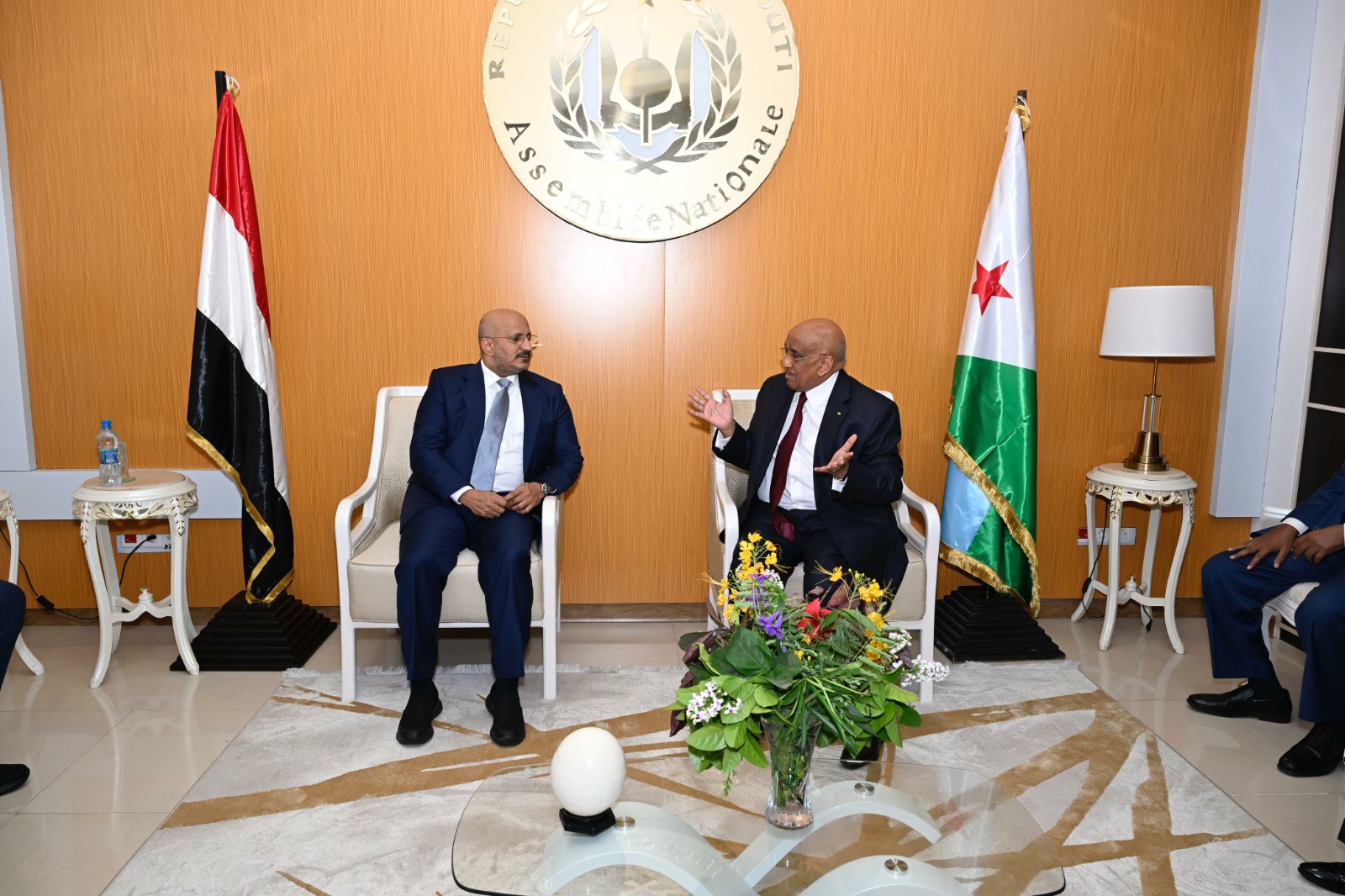العميد طارق صالح يبحث مع رئيس البرلمان الجيبوتي تعزيز العلاقات الثنائية بين البلدين