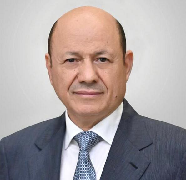 رئيس مجلس القيادة الرئاسي يعزي بوفاة ابو الشهداء الشيخ سعيد الاقرع