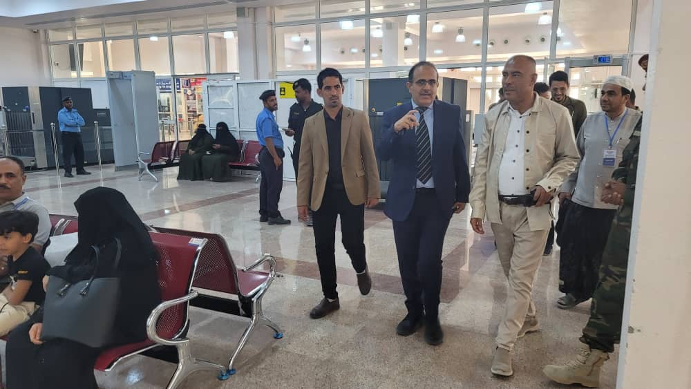 وزير الصحة يتفقد سير العمل في عيادة صحة الموانئ بمطار سيئون