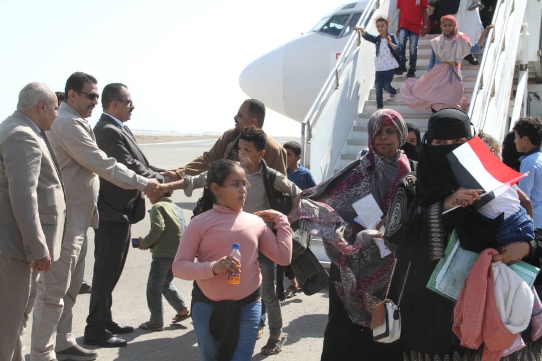 وصول دفعة أولى من العالقين اليمنيين في السودان إلى مطار المخا الدولي