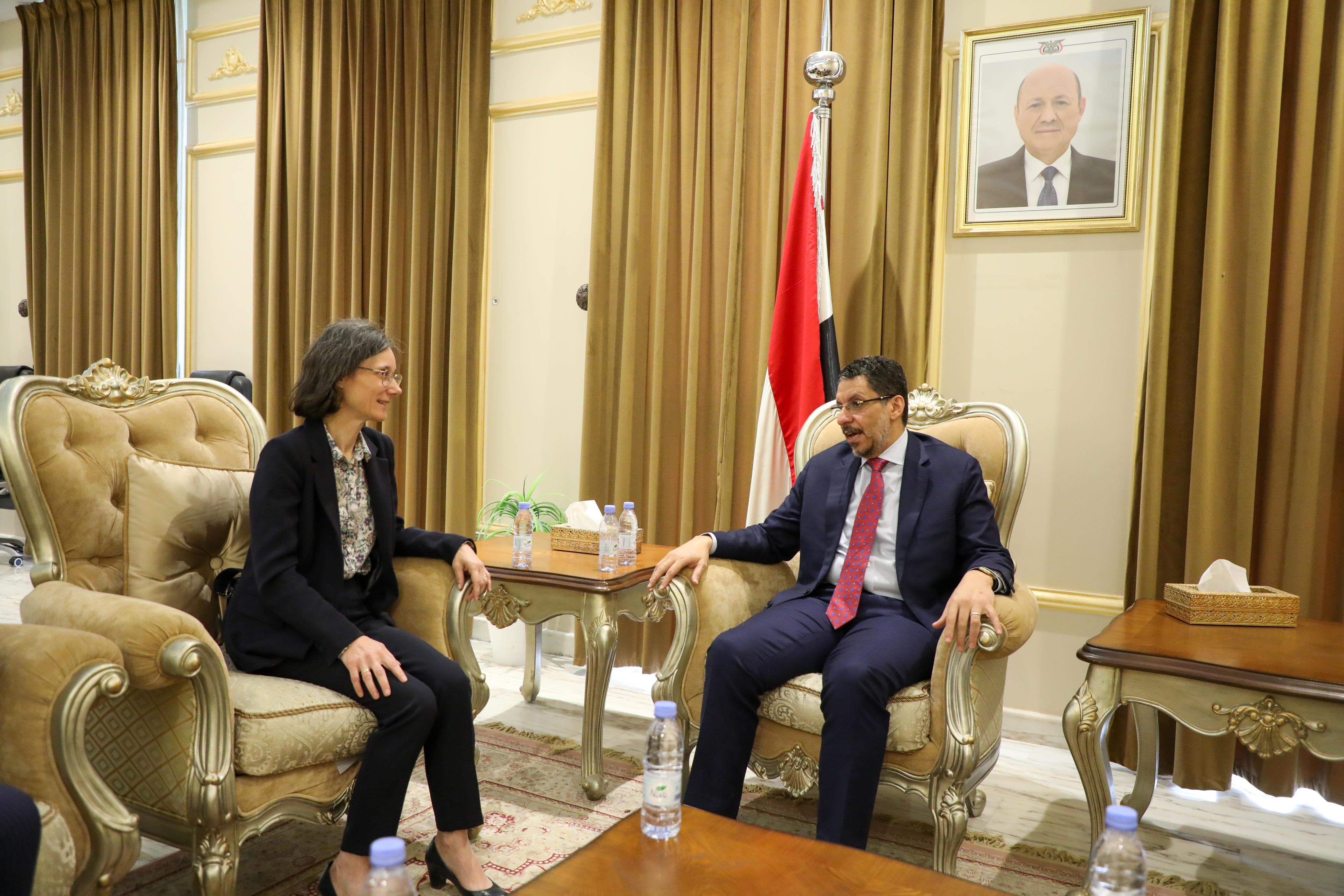 وزير الخارجية يلتقي السفيرة الفرنسية لدى اليمن