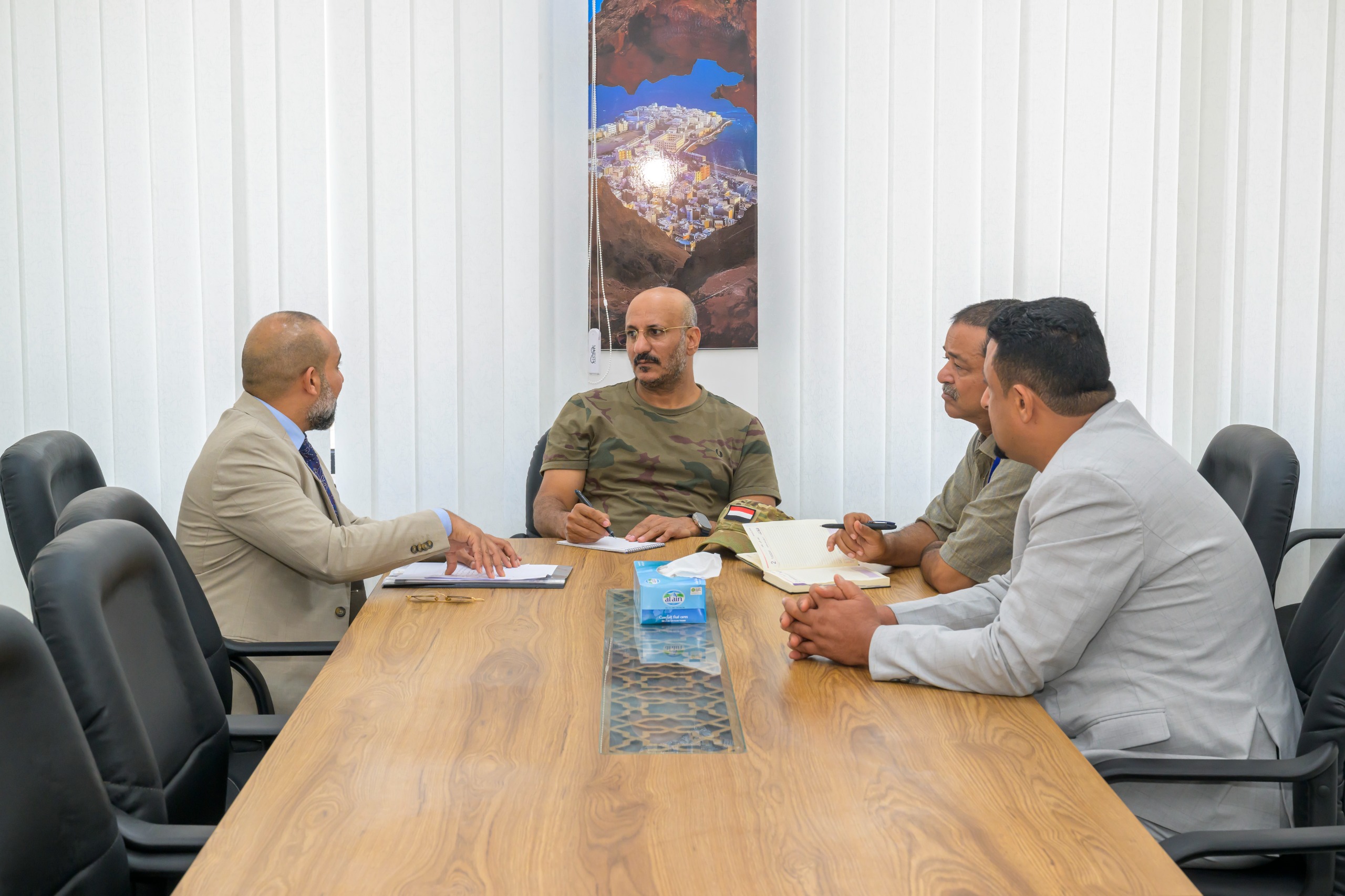عضو مجلس القيادة طارق صالح يشدد على ضرورة تطوير البنية التحتية للموانئ المطلة على البحر الأحمر