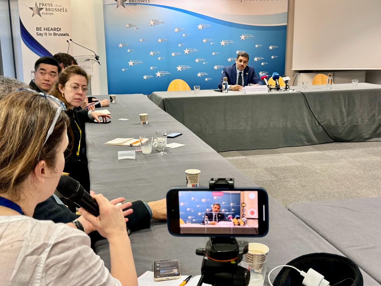 وزير الخارجية يعقد مؤتمر في نادي الصحافة في العاصمة بروكسل