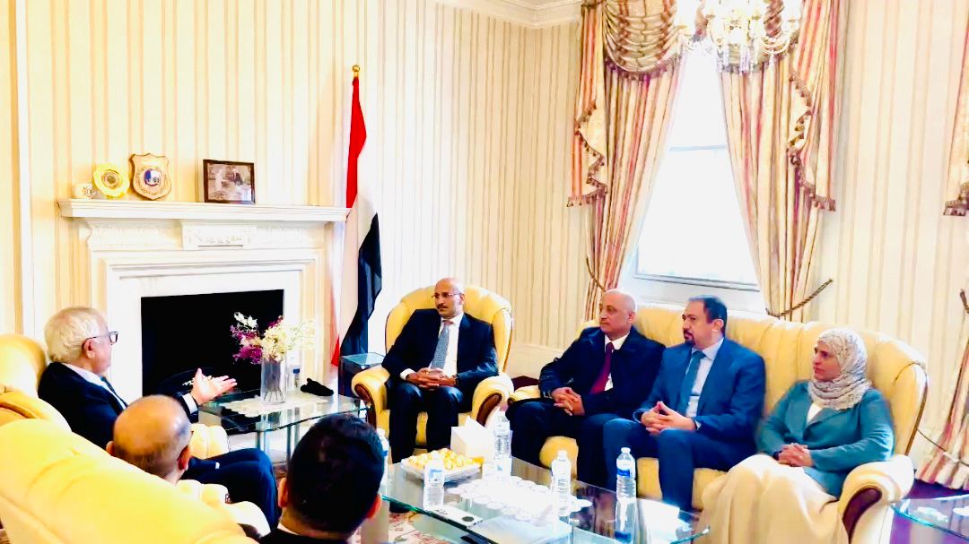 عضو مجلس القيادة طارق صالح يشيد بجهود طاقم السفارة اليمنية في لندن