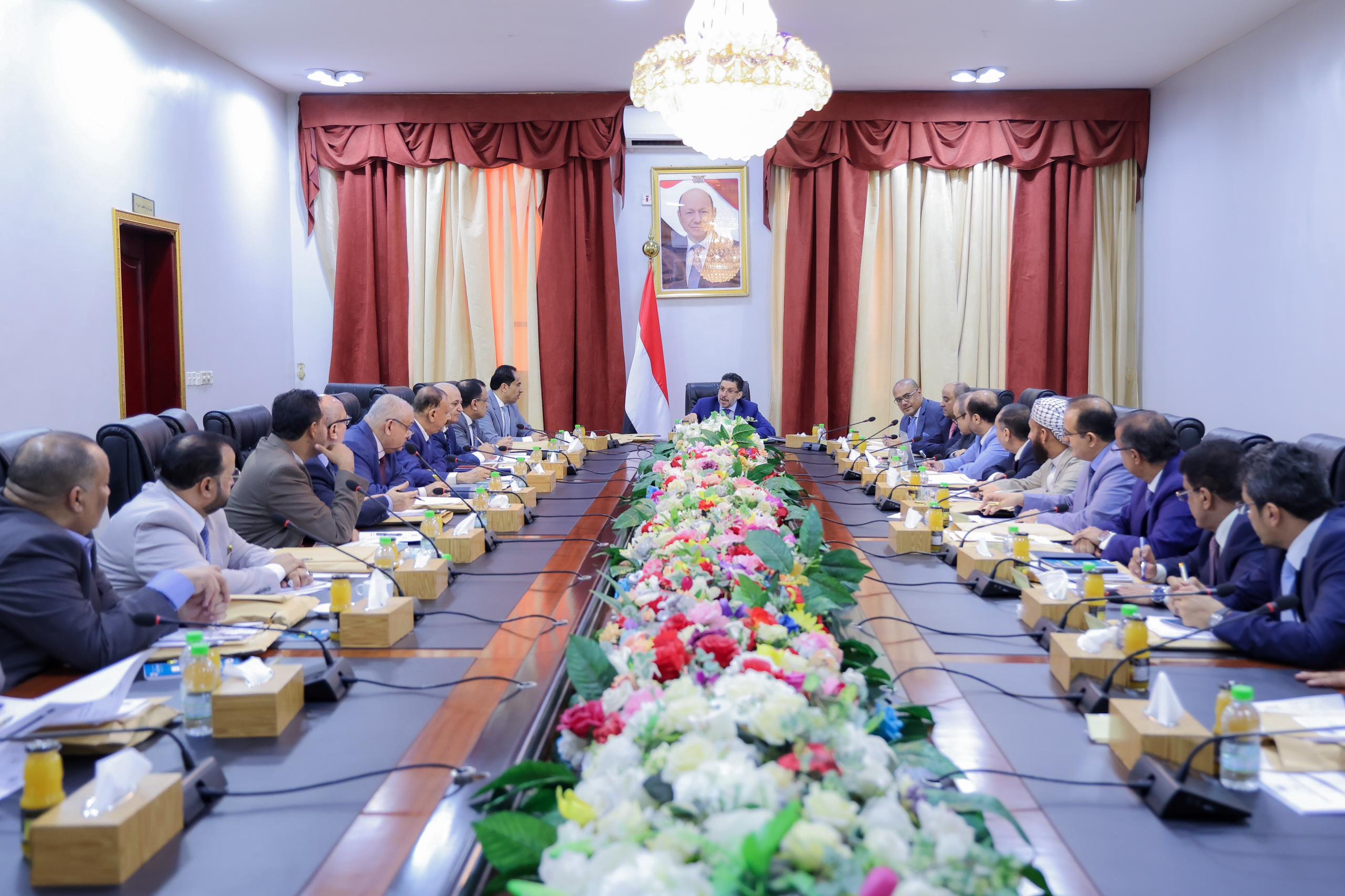 رئيس الوزراء يترأس في العاصمة المؤقتة عدن اجتماع لمجلس الوزراء وإتخاذ عدد من القرارات