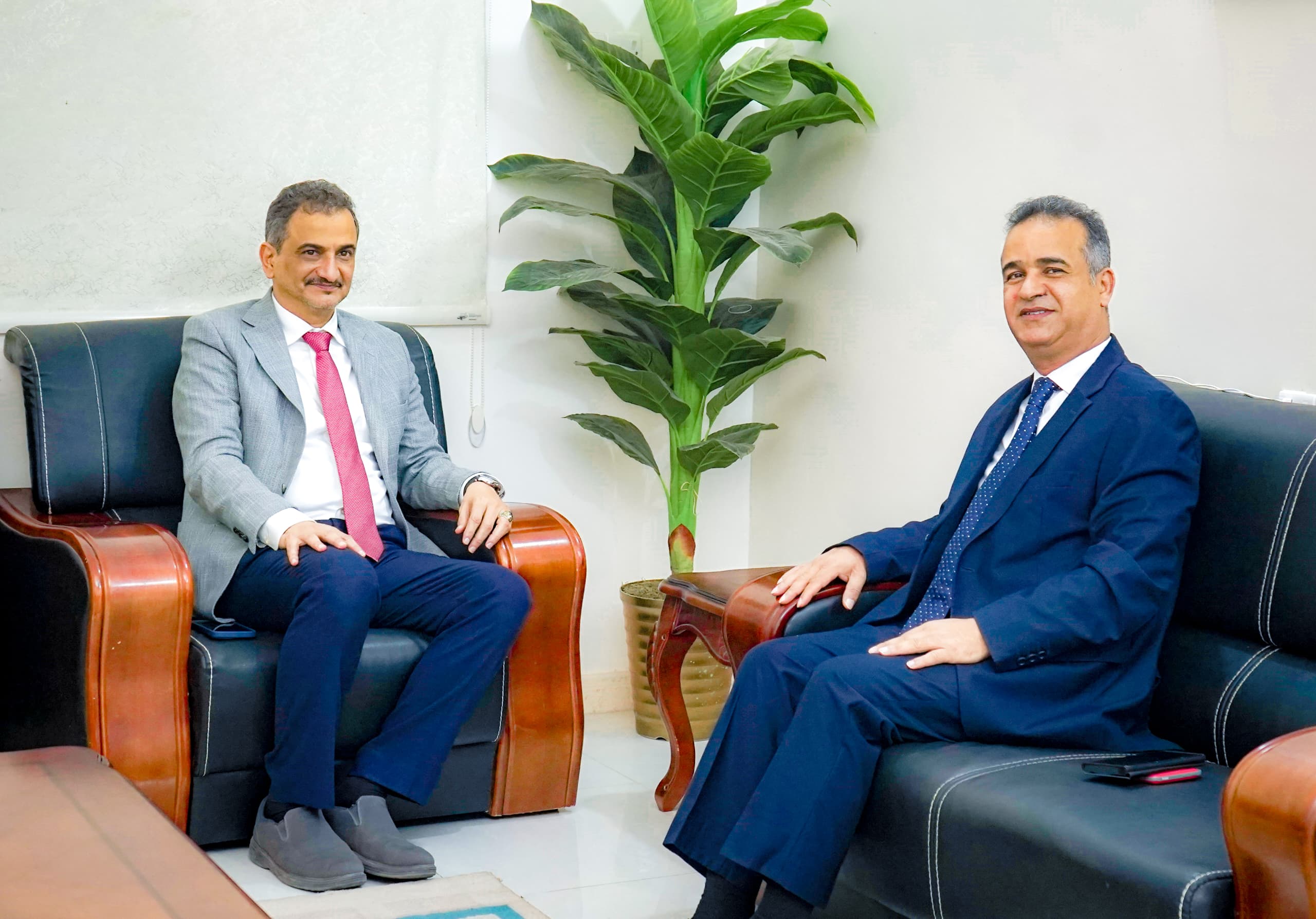 محافظ عدن يلتقي السفير الليبي ويؤكد حرص السلطة المحلية على توفير بيئة عمل مناسبة للسفارات