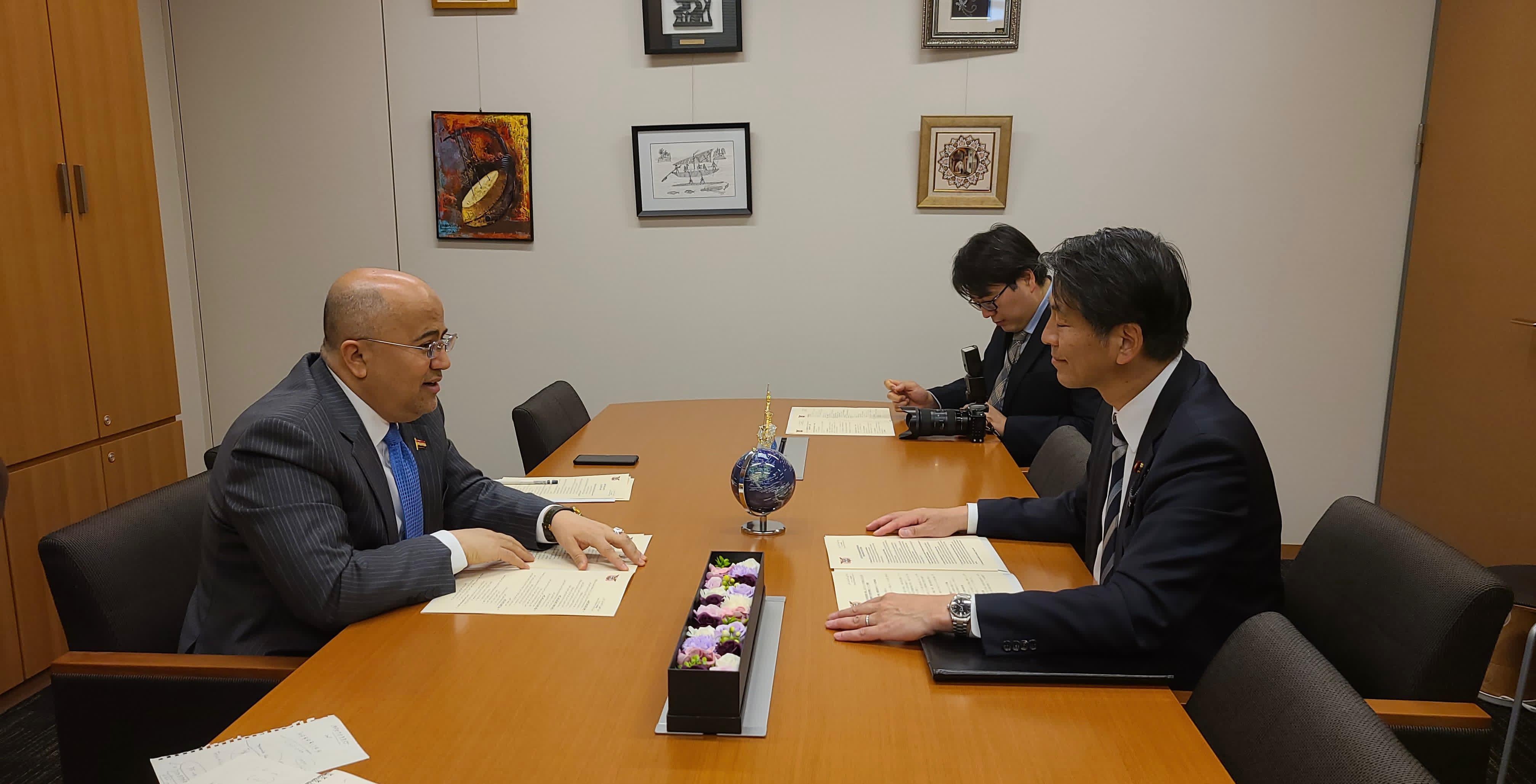 السفير السنيني يبحث مع عضو مجلس النواب الياباني تعزيز التعاون في المجال البرلماني
