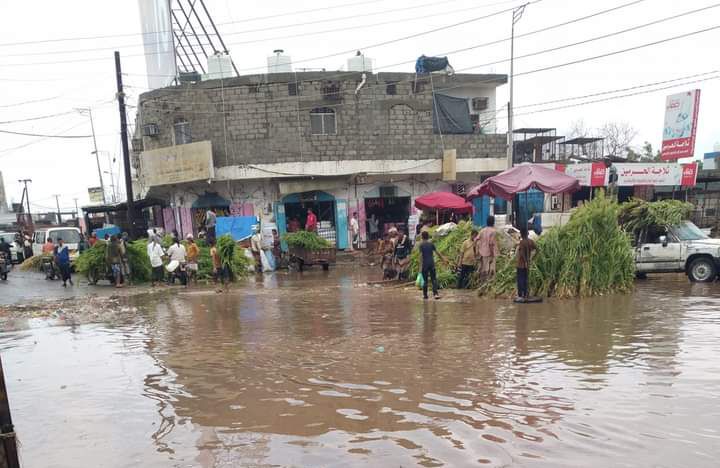 هطول أمطار غزيرة على عاصمة محافظة أبين