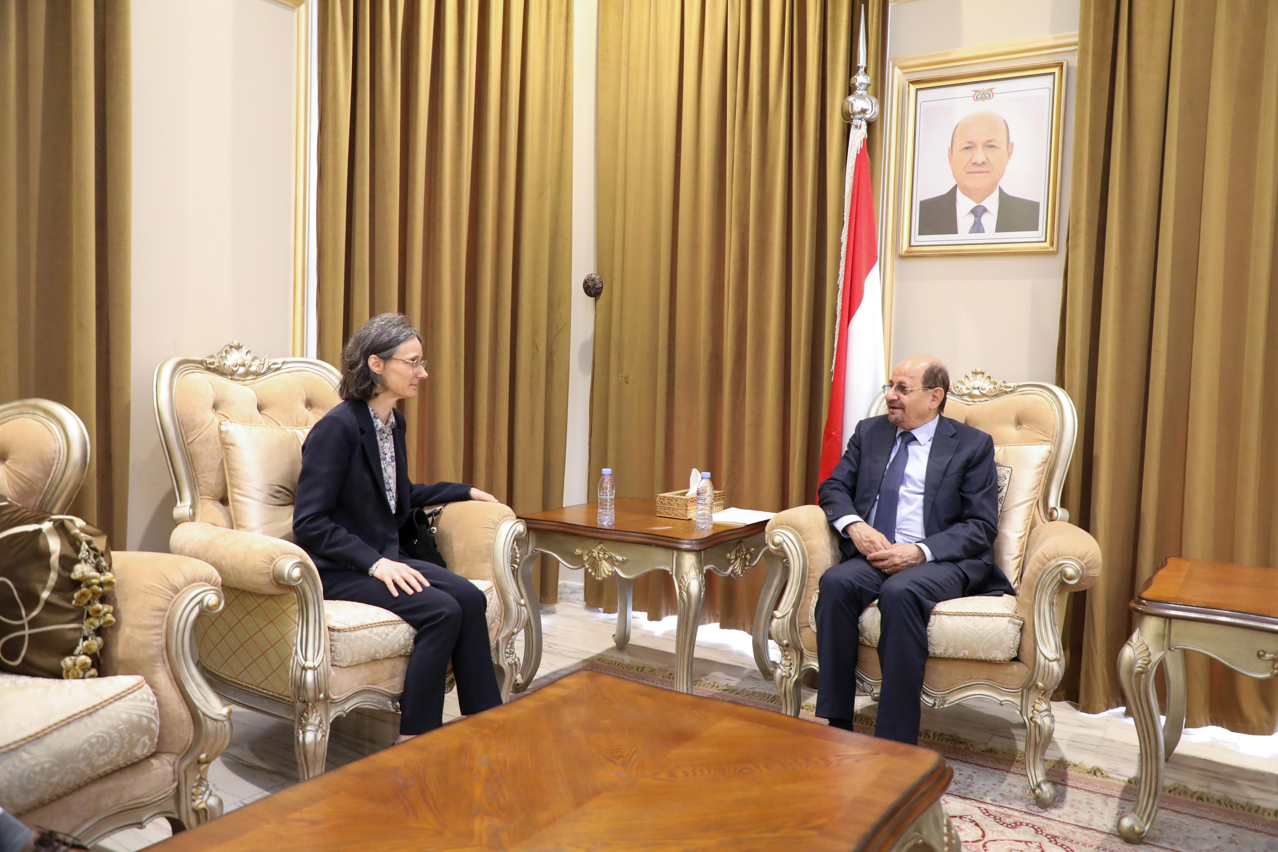 وزير الخارجية يناقش مع السفيرة الفرنسية مستجدات الأوضاع في اليمن
