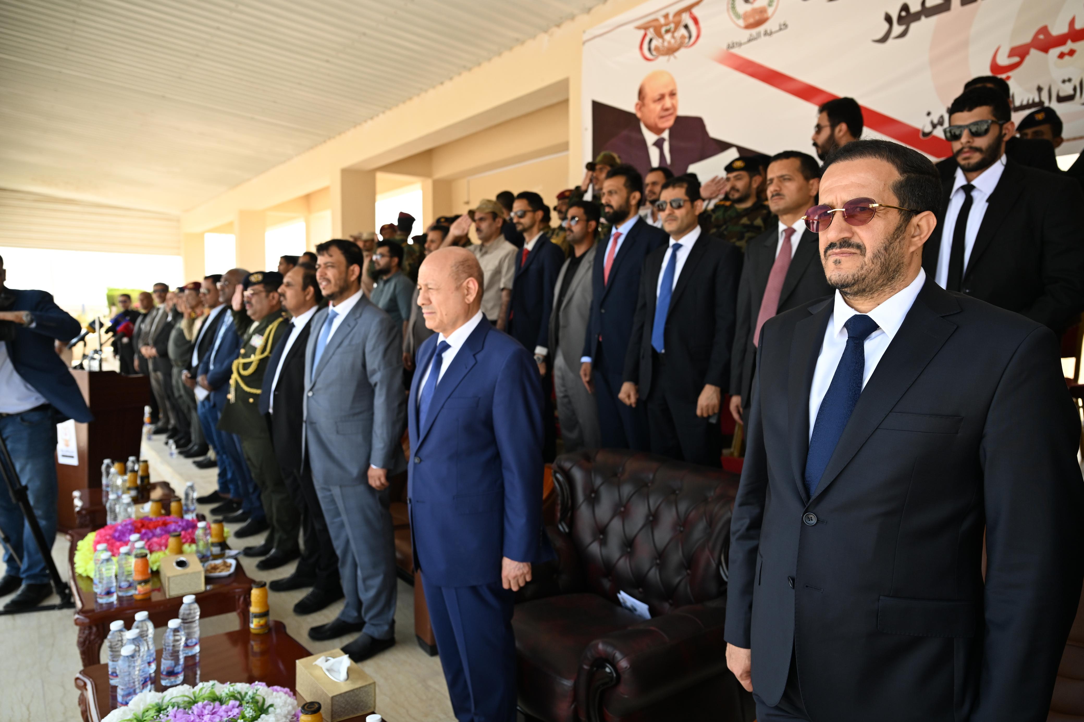 رئيس مجلس القيادة وعضوا المجلس عبدالله العليمي وعثمان مجلي يزورون كلية الشرط بحضرموت