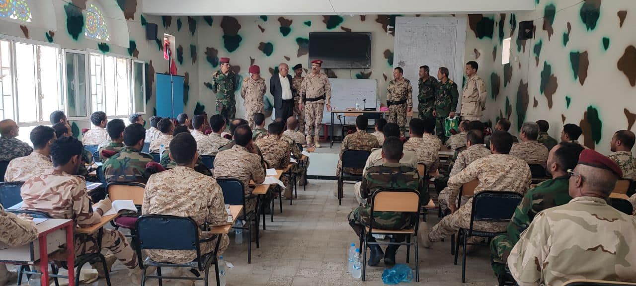 رئيس أركان محور تعز يشيد بالدورات التدريبية والتأهيلية للالوية العسكرية