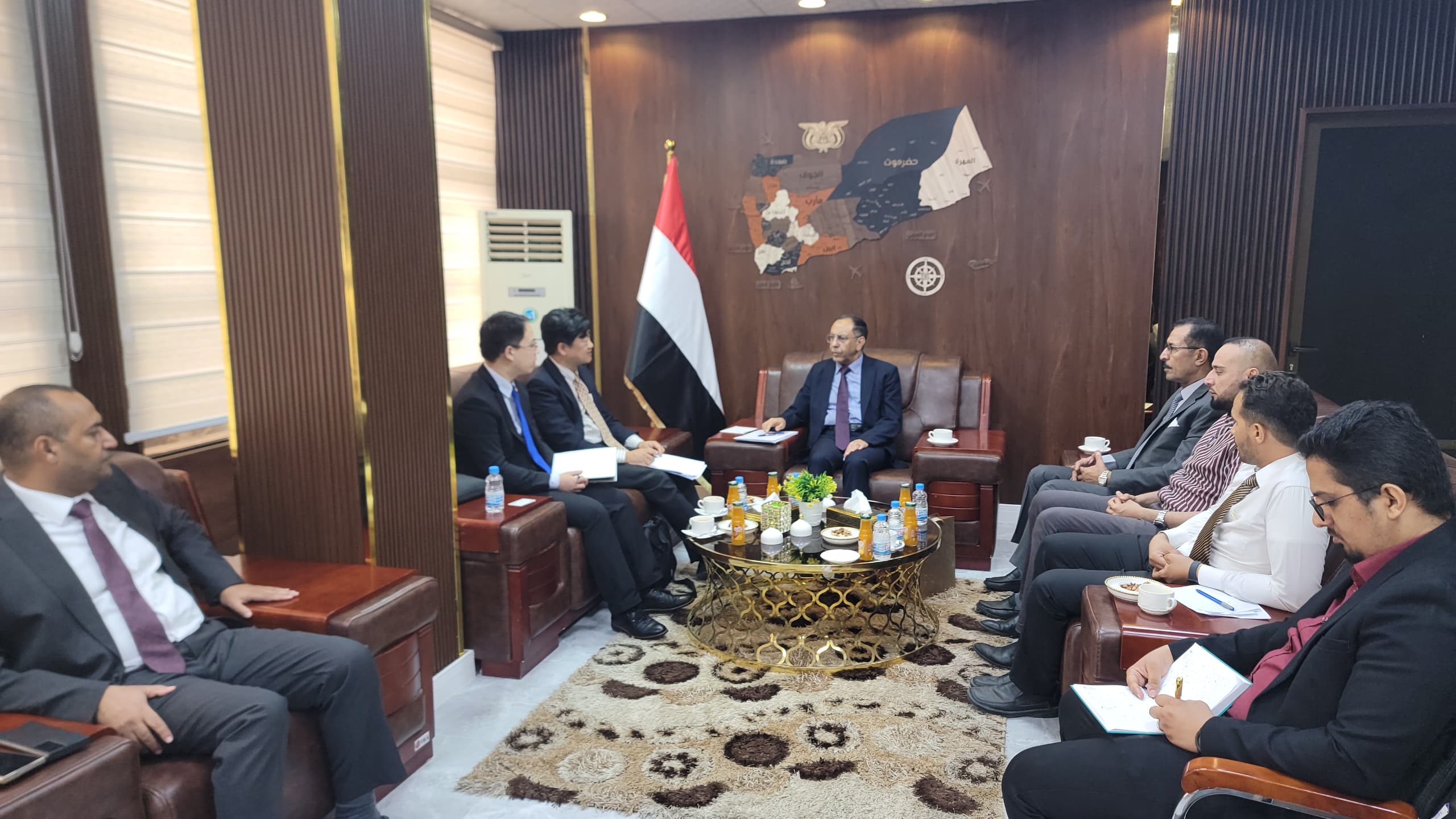 وزير الصناعة يبحث مع القائم بأعمال السفارة الصينية تعزيز التعاون الاقتصادي والتجاري