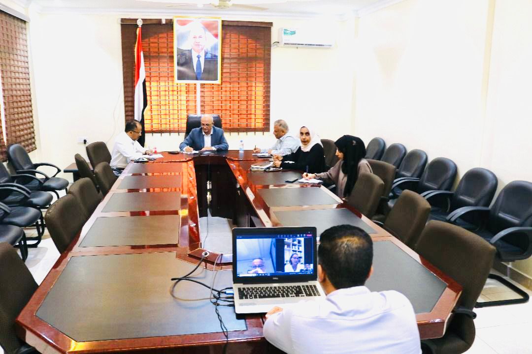 الوزير الشرجبي يبحث مع مجموعة المانحين دعم قطاع المياه