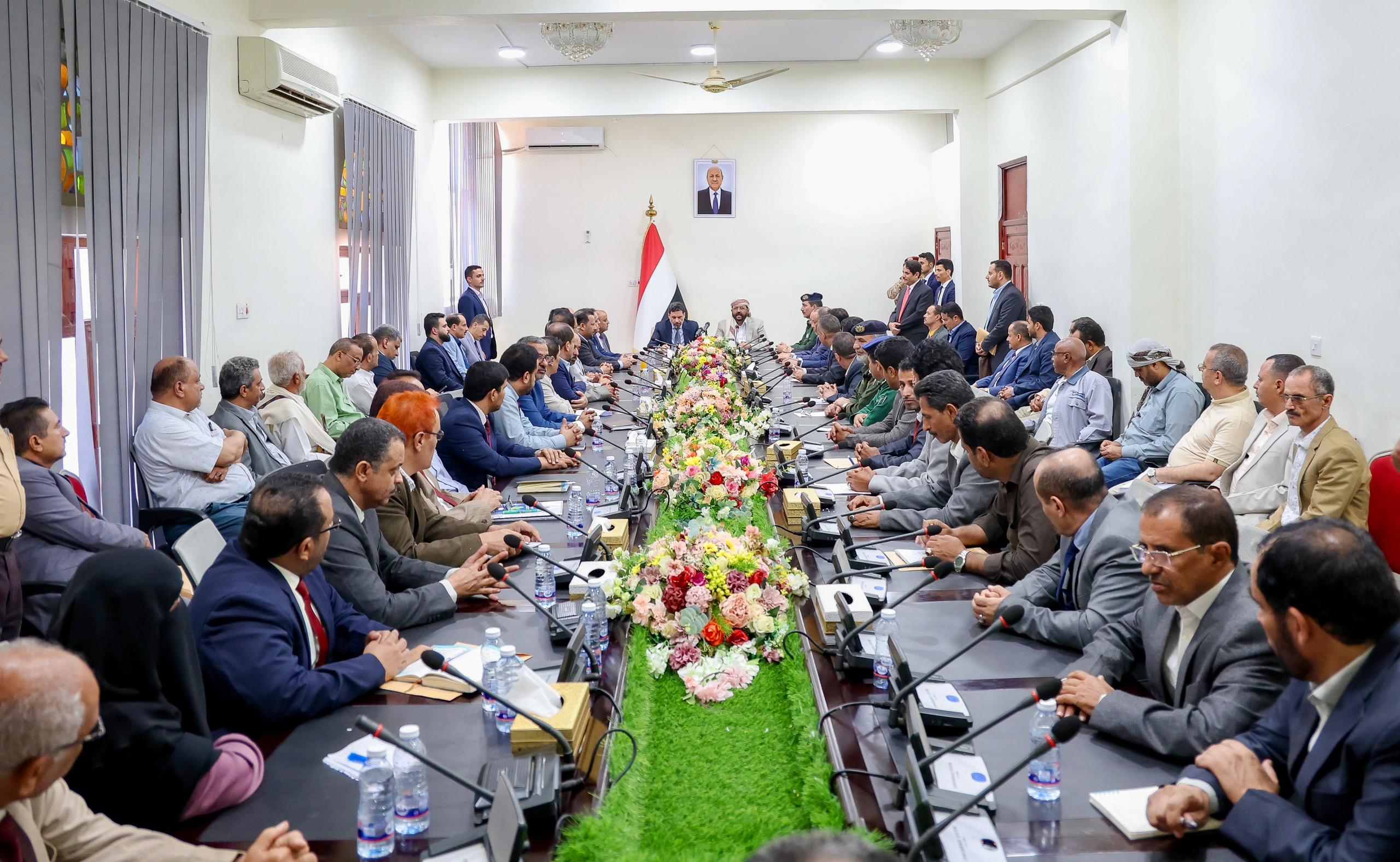 العرادة يترأس اجتماعاً موسعاً ضم رئيس الحكومة والوزراء وقيادات السلطة المحلية والمكاتب التنفيذية بمأرب
