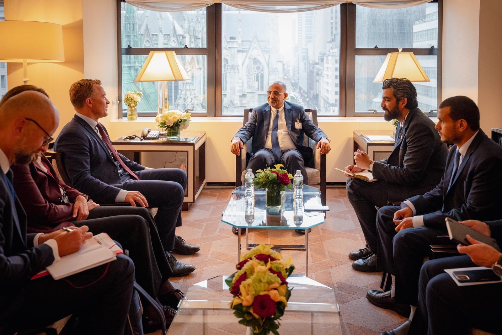 اللواء الزُبيدي يبحث مع نائب وزير خارجية النرويج تداعيات التصعيد الحوثي ضد خطوط الملاحة الدولية
