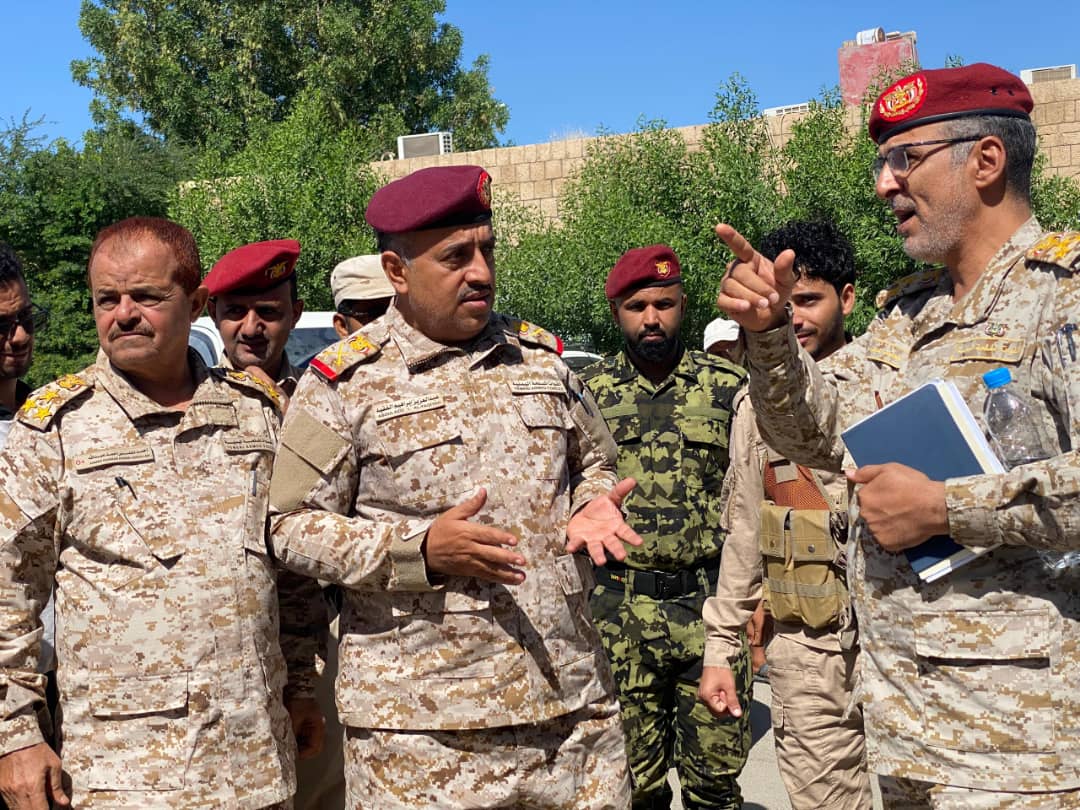 رئيس هيئة الإسناد اللوجستي يتفقد دائرة الخدمات الطبية والمستشفى العسكري بمأرب