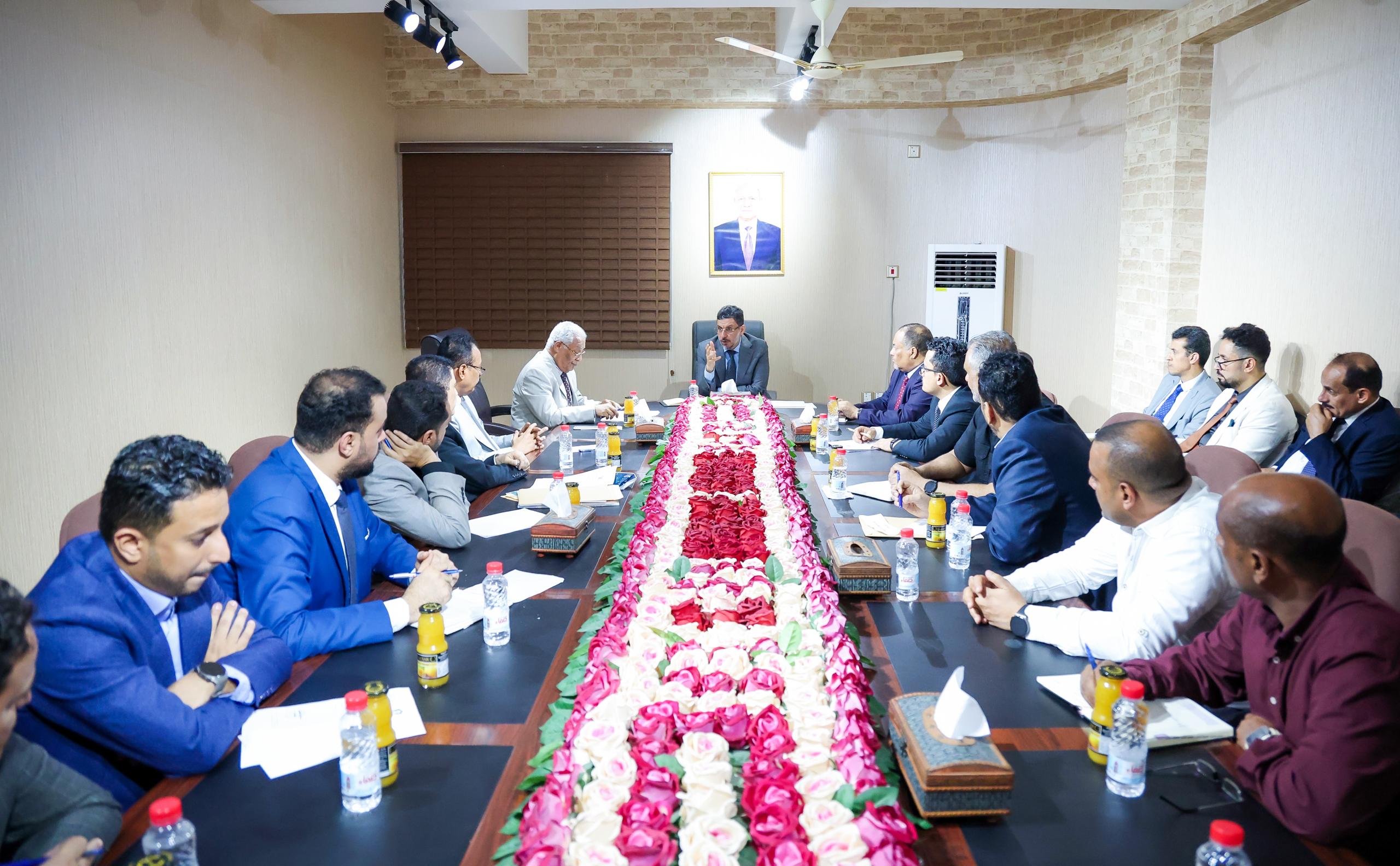 رئيس الوزراء يرأس اجتماعاً لقيادة وزارة الاشغال وصندوق صيانة الطرق ومؤسسة الجسور