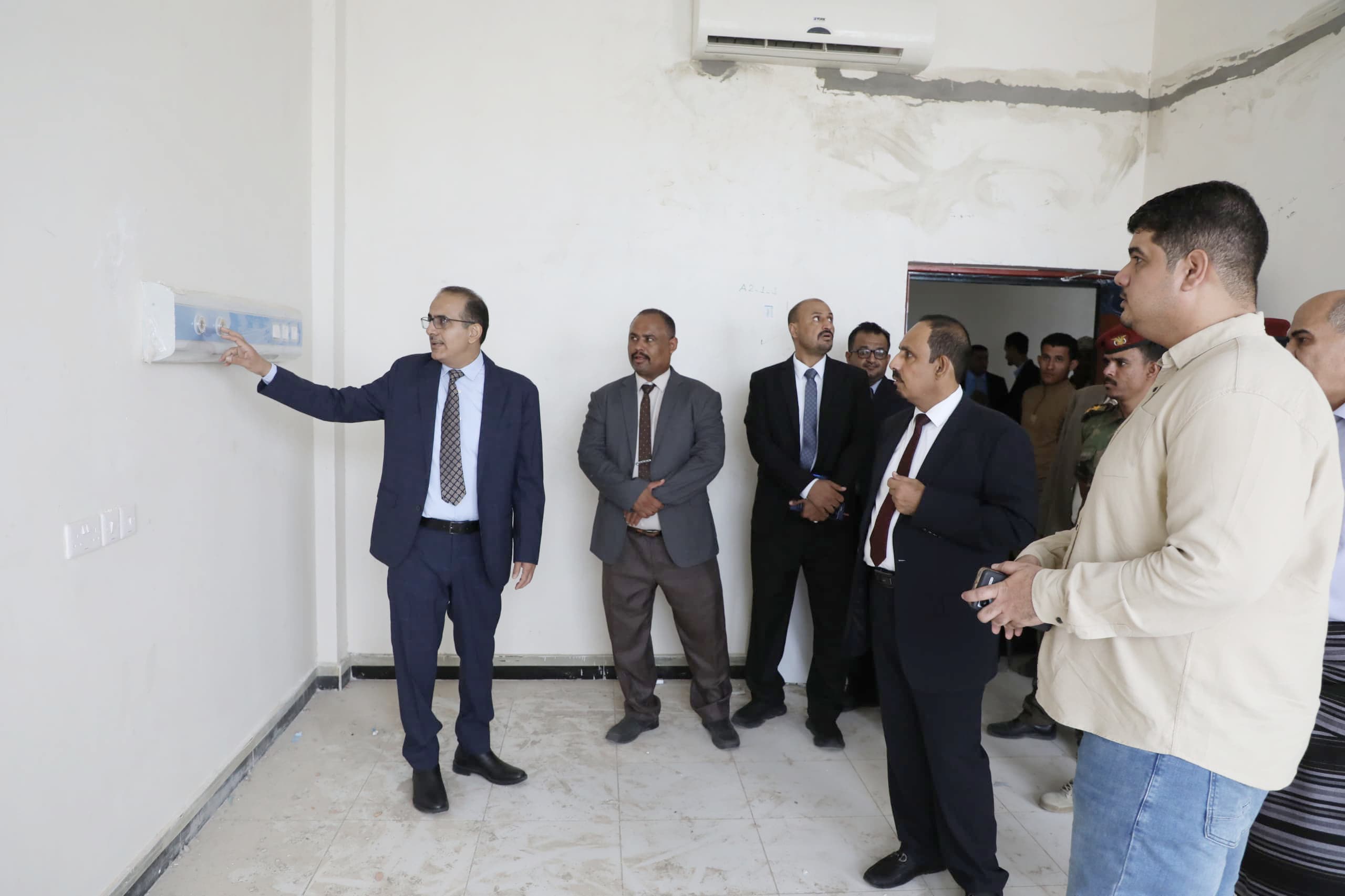الوزير بحيبح والمحافظ بن ماضي يطلعان على احتياجات مستشفى الأمومة والطفولة بالمكلا