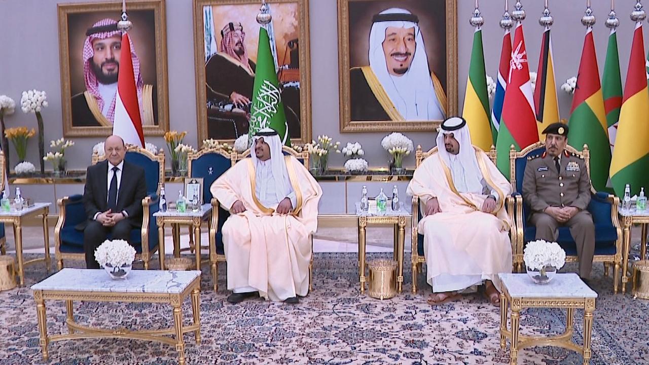 رئيس مجلس القيادة يصل الرياض للمشاركة في القمة العربية الاسلامية