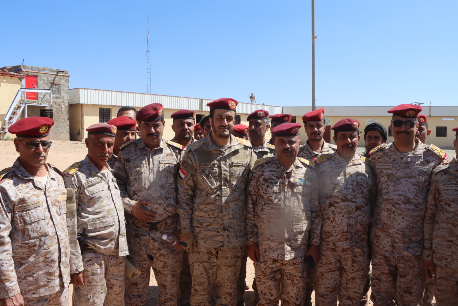 وفد عسكري من وزارة الدفاع يزور محور الرزامات بصعدة