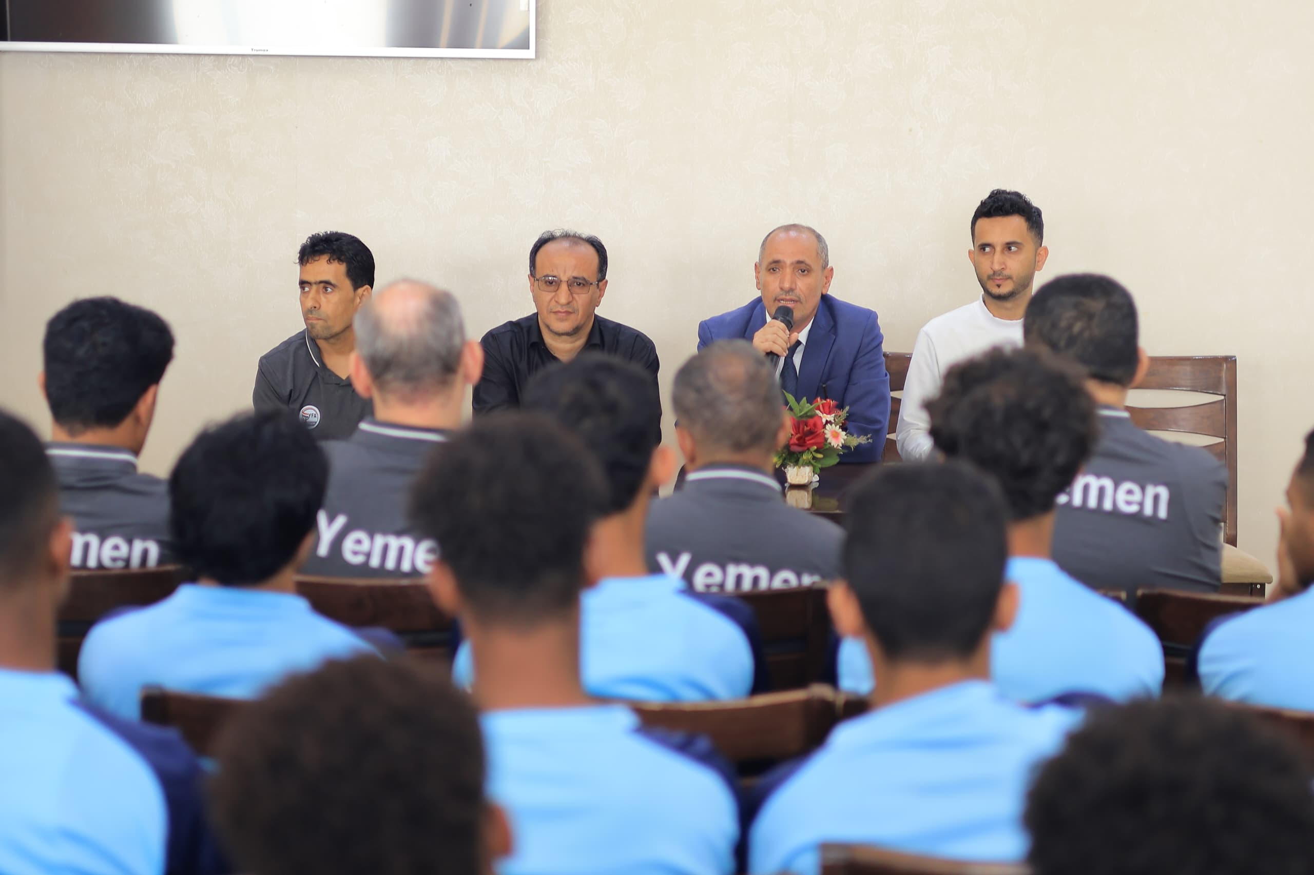 وكيل محافظة تعز يلتقي بعثة المنتخب الوطني لكرة القدم