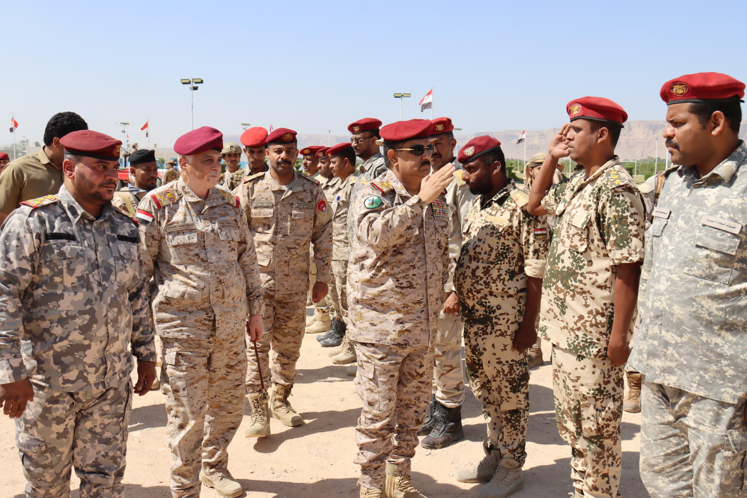 وزير الدفاع يتفقد اللواء 101 شرطة جوية في سيئون