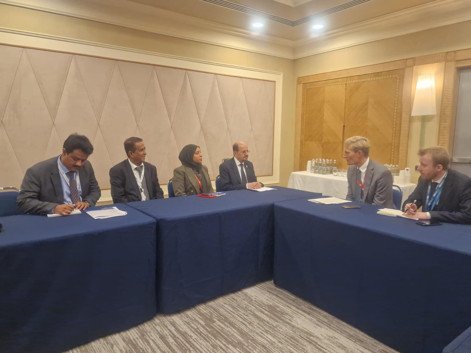 وزير الخارجية يبحث مع المدير التنفيذي لبرنامج الأغذية العالمي الوضع الانساني في اليمن
