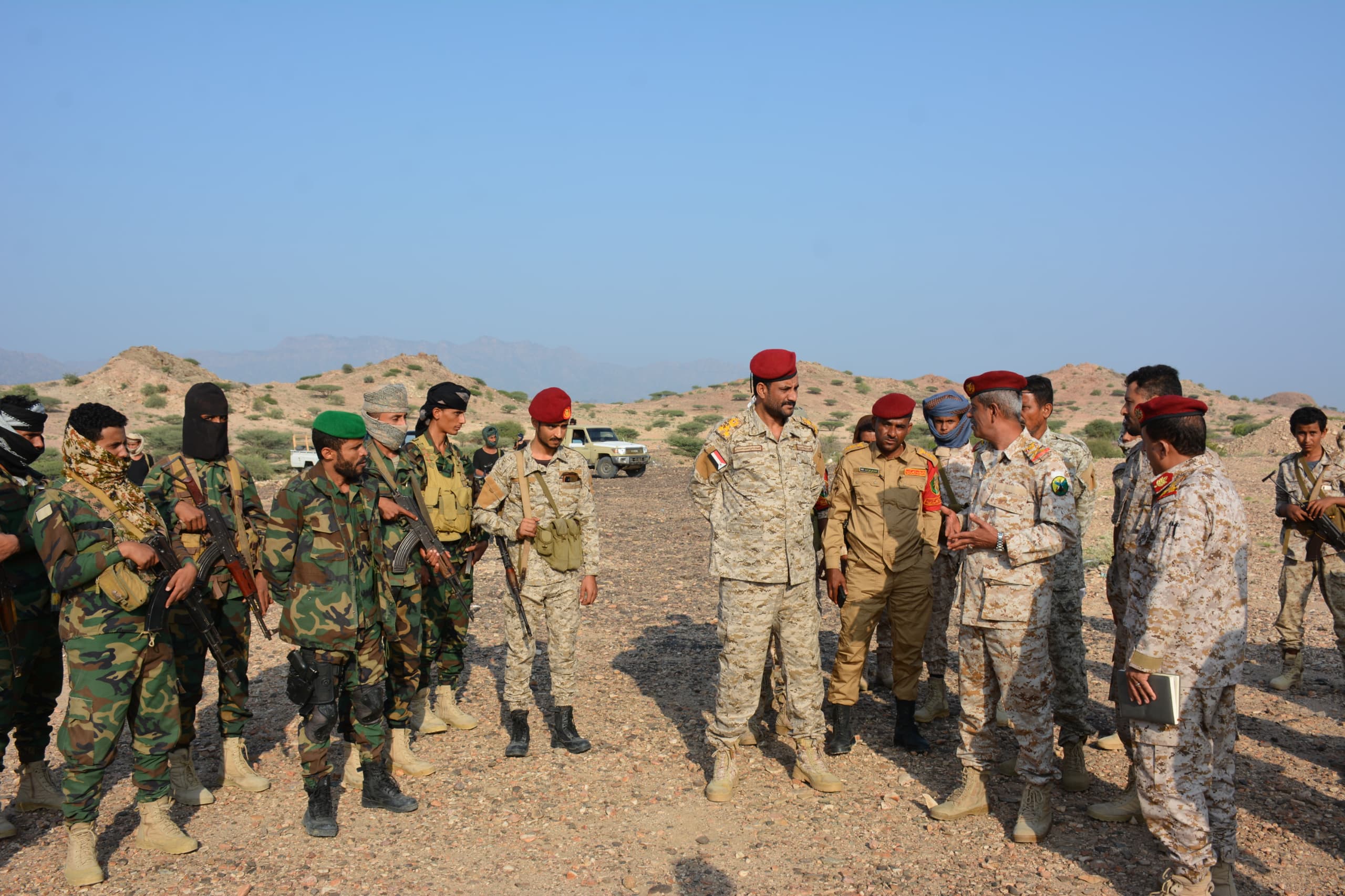 لجنة من وزارة الدفاع تتفقد جاهزية ألوية محور طور الباحة