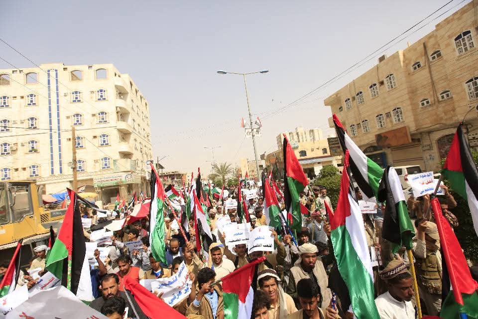 وقفة جماهيرية حاشدة بمأرب للتضامن مع الشعب الفلسطيني ورفض مخططات تهجيرهم
